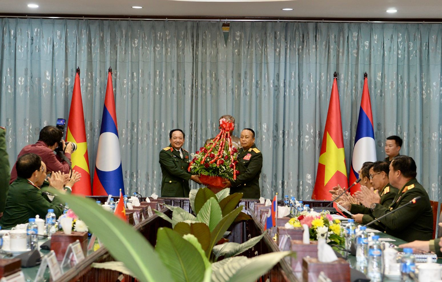 Thượng tướng Trịnh Văn Quyết hội đàm với Chủ nhiệm Tổng cục Chính trị Quân đội nhân dân Lào